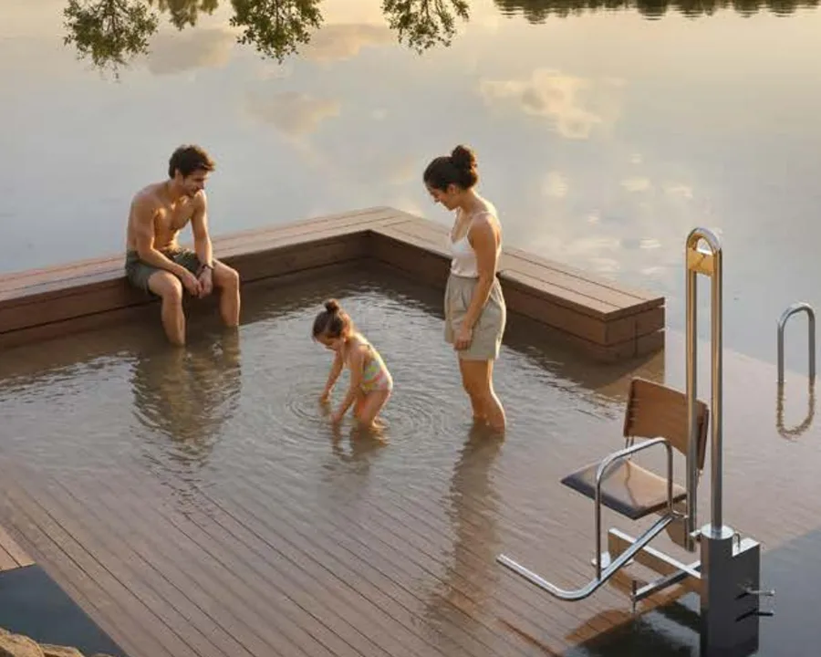 Família no deck molhado à beira do lago da Fazenda Villágio Texas, condomínio de lotes em Senador Canedo